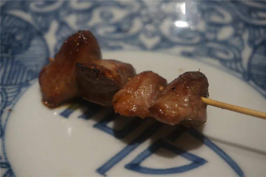 串烧 手羽鸽翅肉,炭香共禽鲜一体,汁水与油脂齐飞.