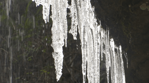 黔江现壮丽冰瀑景观，游客慕“冰”而来