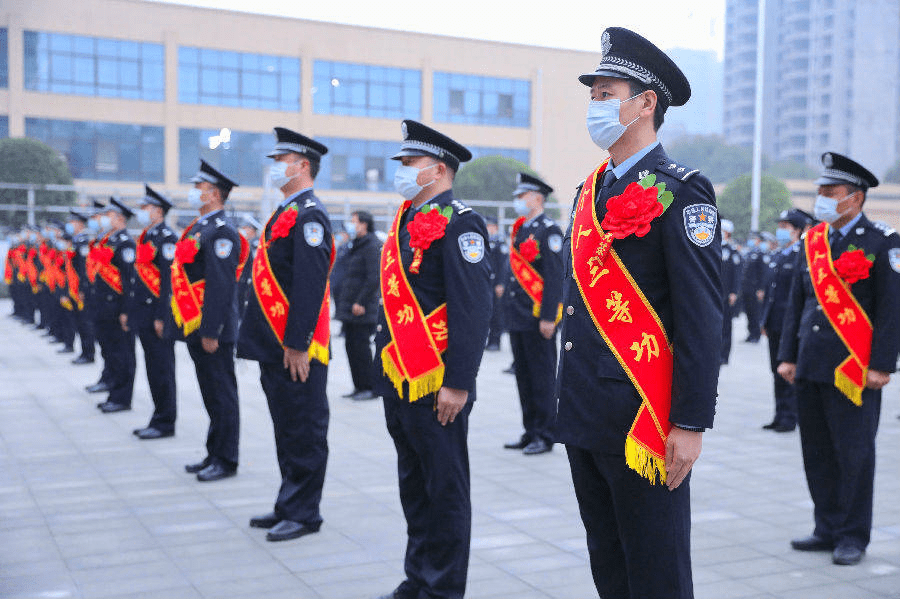 致敬首个中国人民警察节眉山市公安机关举行警旗升旗仪式