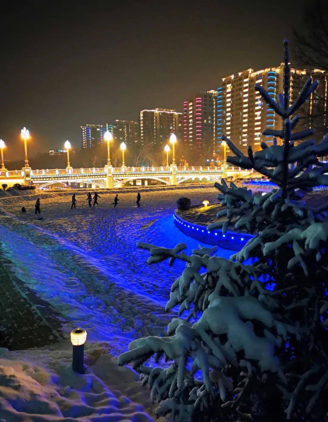 【关注】石河子:明珠河夜景  流淌一条璀璨的河