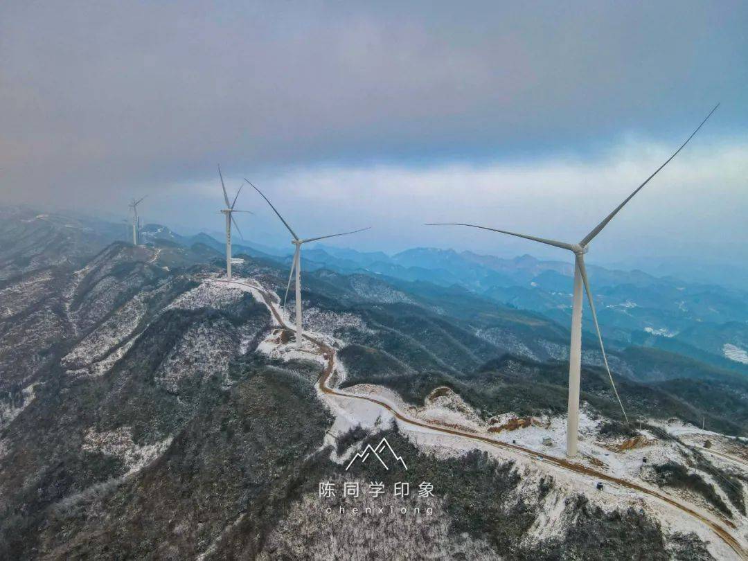 视频航拍屹立于湘西之巅的大灵山风力发电场_龙山县