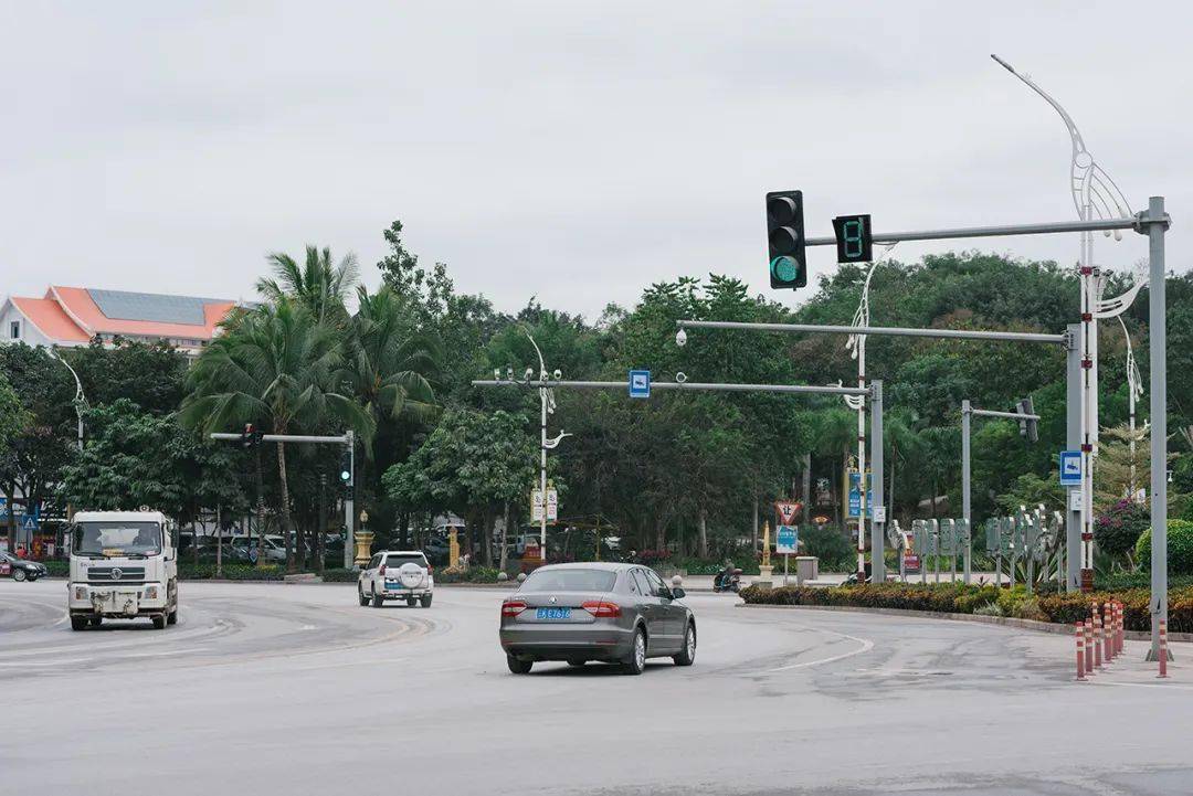 腊眼睛 | 短短200米三处红绿灯 到底方便了群众还是添了堵?_路口