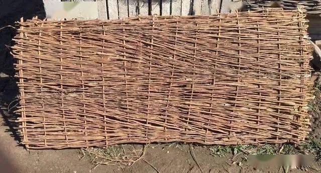 的茎;荐从草,本义即草垫,二字合用,稿荐就是用稻草,麦秸等编成的垫子