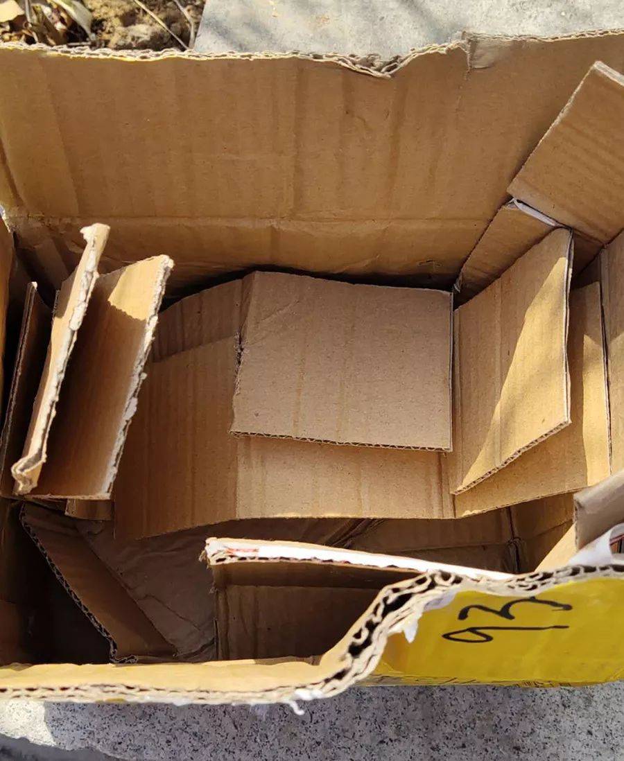 快递箱子尽量不要拿进家中,在门口拆开后,纸箱应尽快按生活垃圾分类