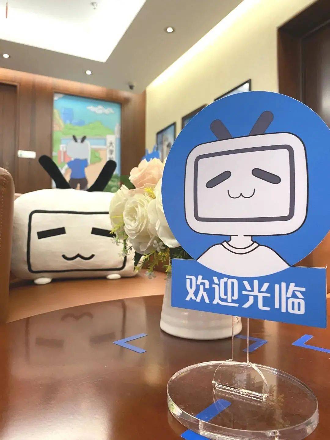 传统的金融网点融入了二次元的b站元素,随处可见的b站小电视,人形立牌