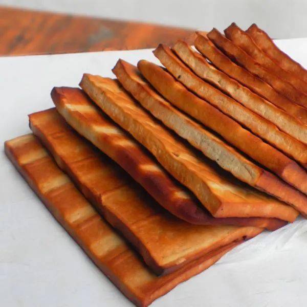 材料:豆腐干2片(大约半斤),花生一把,芹菜,小葱,花椒面,盐,味精