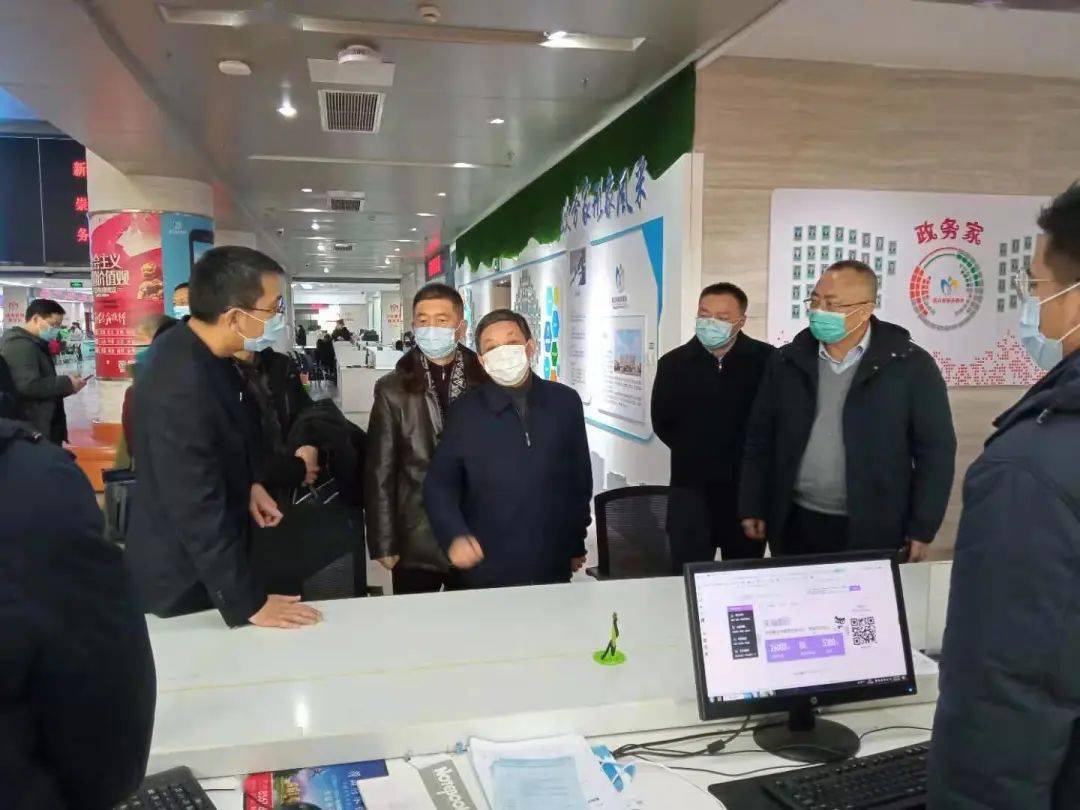 宋玉波一行先来到工程建设项目审批制度改革窗口,听取了工程建设项目