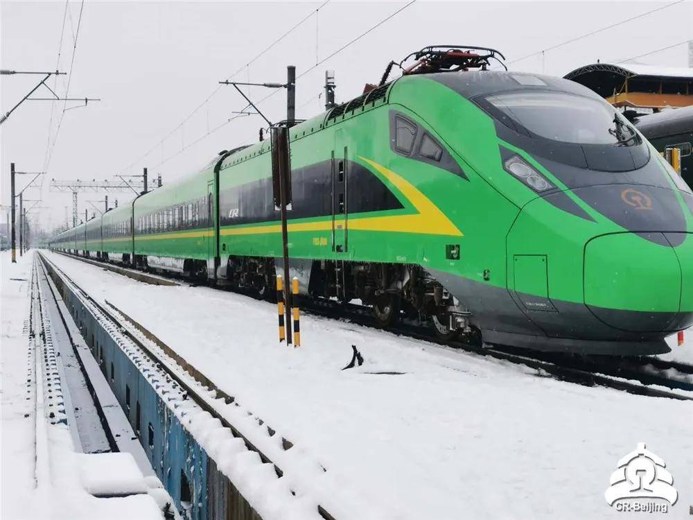 33m,载客定员918人.cr200j动车组因其有着"国槐绿"颜色的外