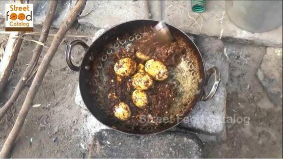 三哥的洋葱炒鸡蛋整个的鸡蛋洋葱最后都炒糊了