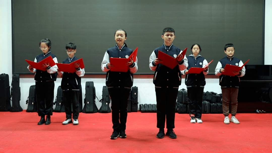 12月23日下午五点,莒县三中多功能厅内传出了朗诵音,"金话筒"播音主持