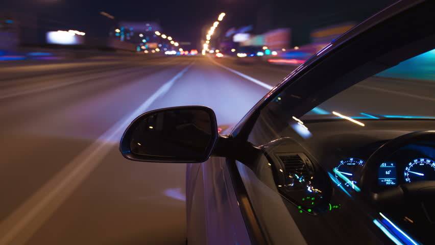 夜间跑高速时别掉以轻心这四个开车技巧要熟记关键时候能保命