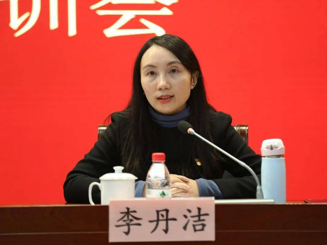 镇党委委员李丹洁解读居村党组织换届相关内容并宣读联审内容副镇长金