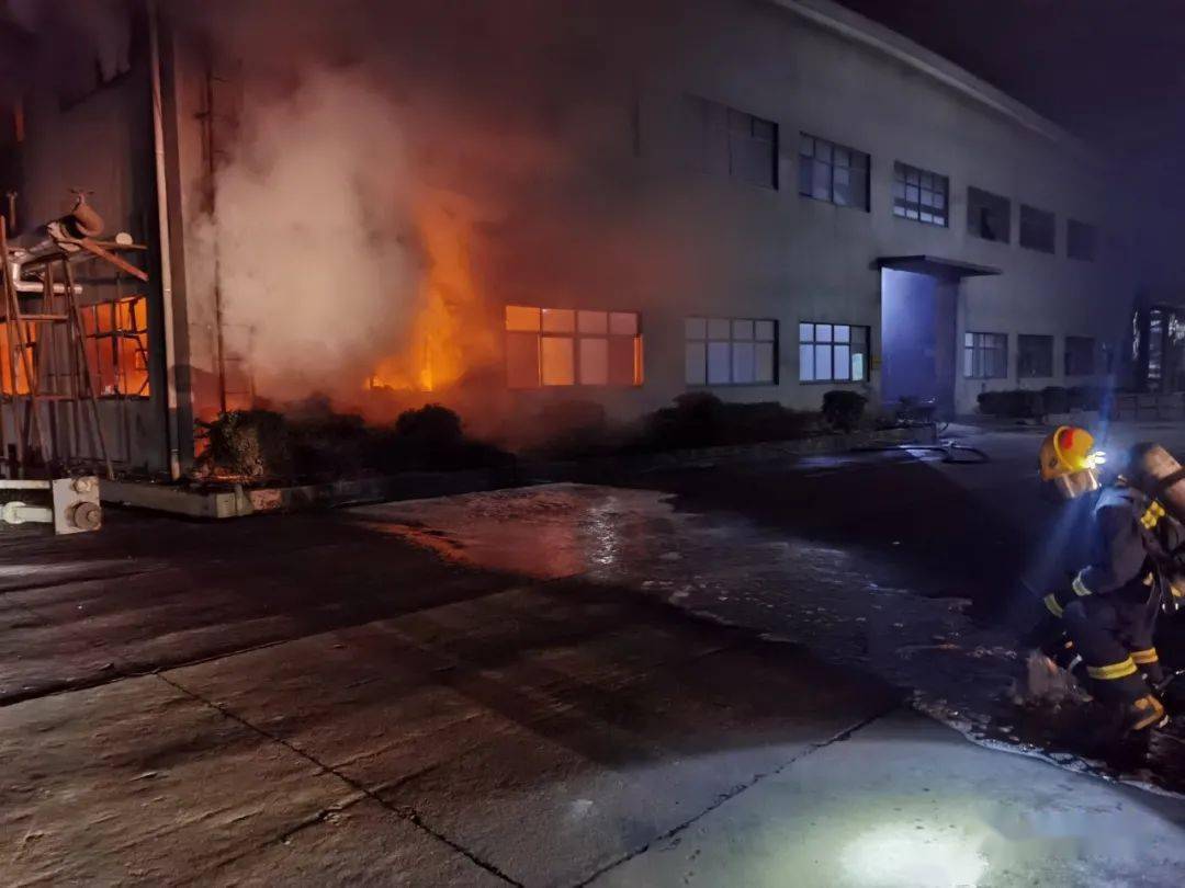 突发今天凌晨鹰潭一厂房着火13辆消防车出动