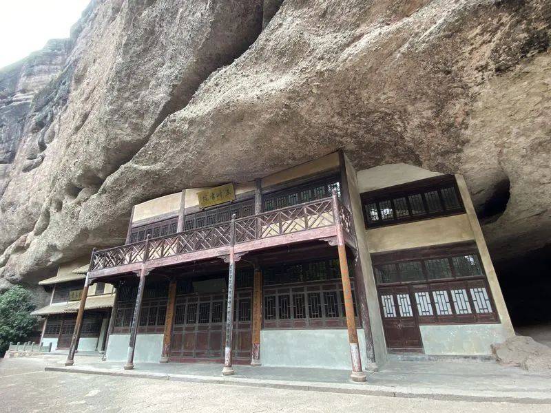 五峰书院位于永康方岩寿山,建于固厚峰下的天然大石洞中,周围有鸡鸣