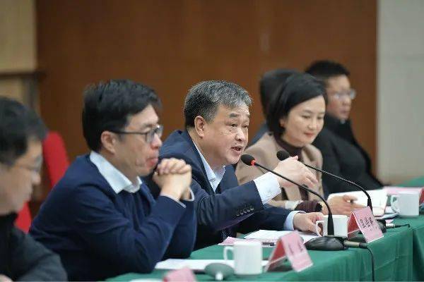 黄晓武与徽商银行董事长吴学民举行工作座谈