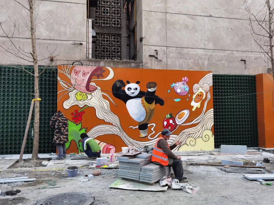 路人大妈:熊猫吃面喽