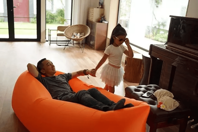 摆放上一架钢琴,和一些舒适的沙发,赵子琪家里的沙发居然是懒人沙发