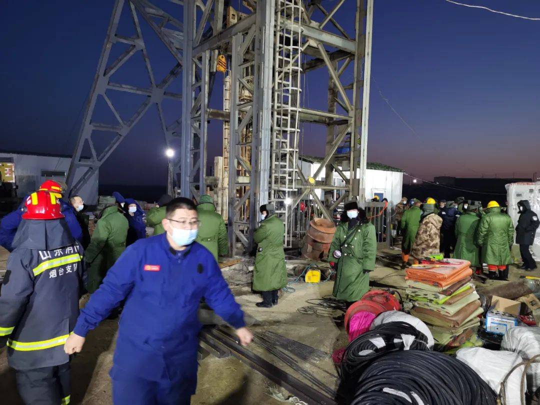 烟台市发布的消息显示,这起事故发生在10日14时,但企业向栖霞市应急