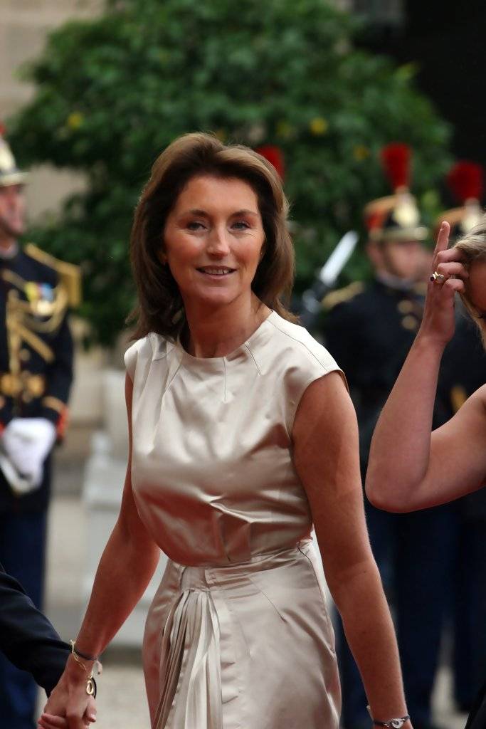 萨科齐案牵出前妻疑吃空饷法前总理菲永夫妇因类似丑闻获刑