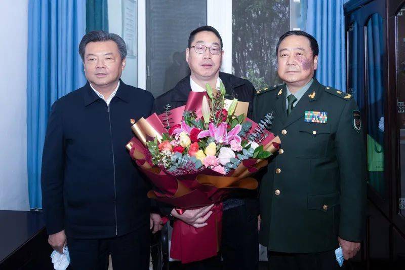 四川省委常委省军区司令员曲新勇到市三中调研慰问