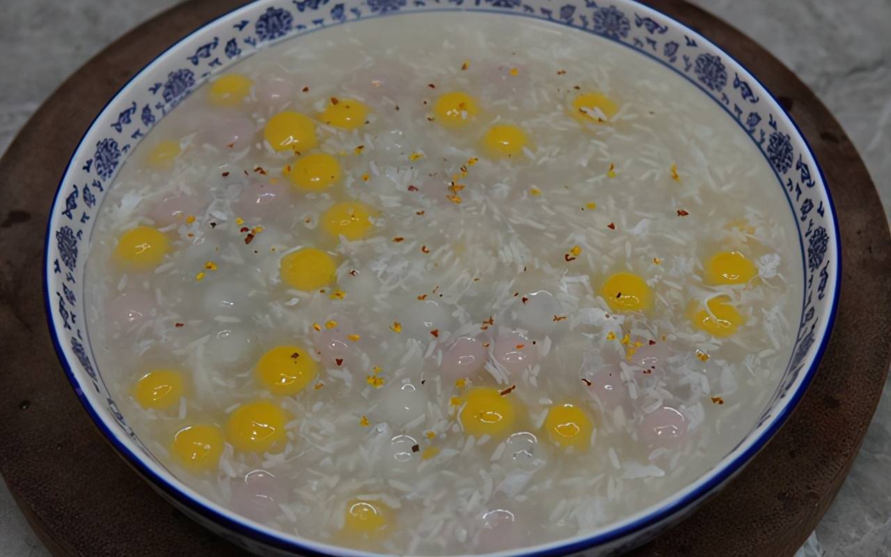 酒酿元宵新做法,多加1种食材,好看又好喝,年夜饭上的压轴甜汤_汤圆