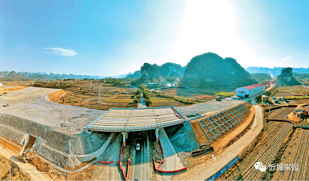 贺巴高速公路忻城段清水河分离式立交桥大梁架设完毕