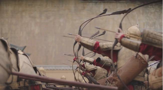 图片:弓箭手们拉弓射箭剧照鉴于此,古代军士也偏向于将弓箭射到敌军的