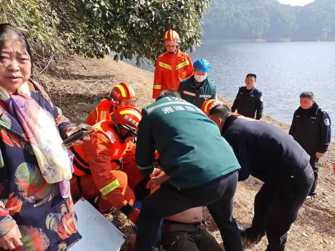 韶山一老人落水掉入水库,退伍出身的辅警用绳索钢丝网结绳救人
