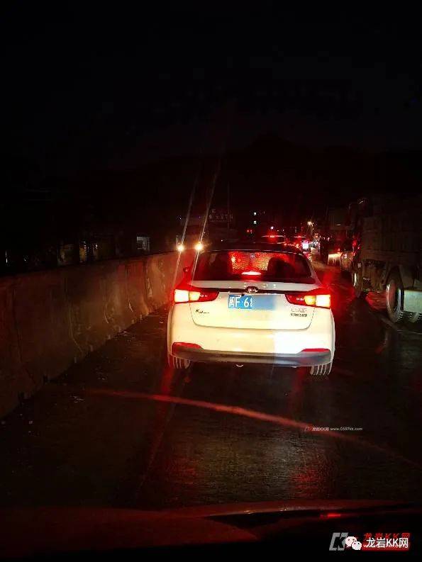 昨天这起弯道超车事故让龙岩到适中的国道大堵车