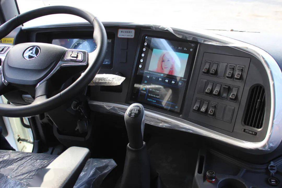 是客户非常重视的部分,三一新一代搅拌车配备6路超声波雷达,5路盲区