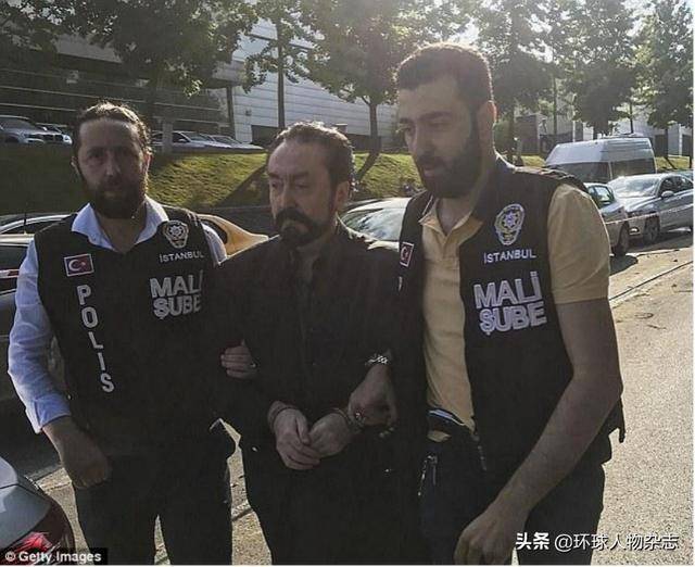 布道时辣妹伴舞,洗脑上万人,号称有上千女友…_奥克塔尔