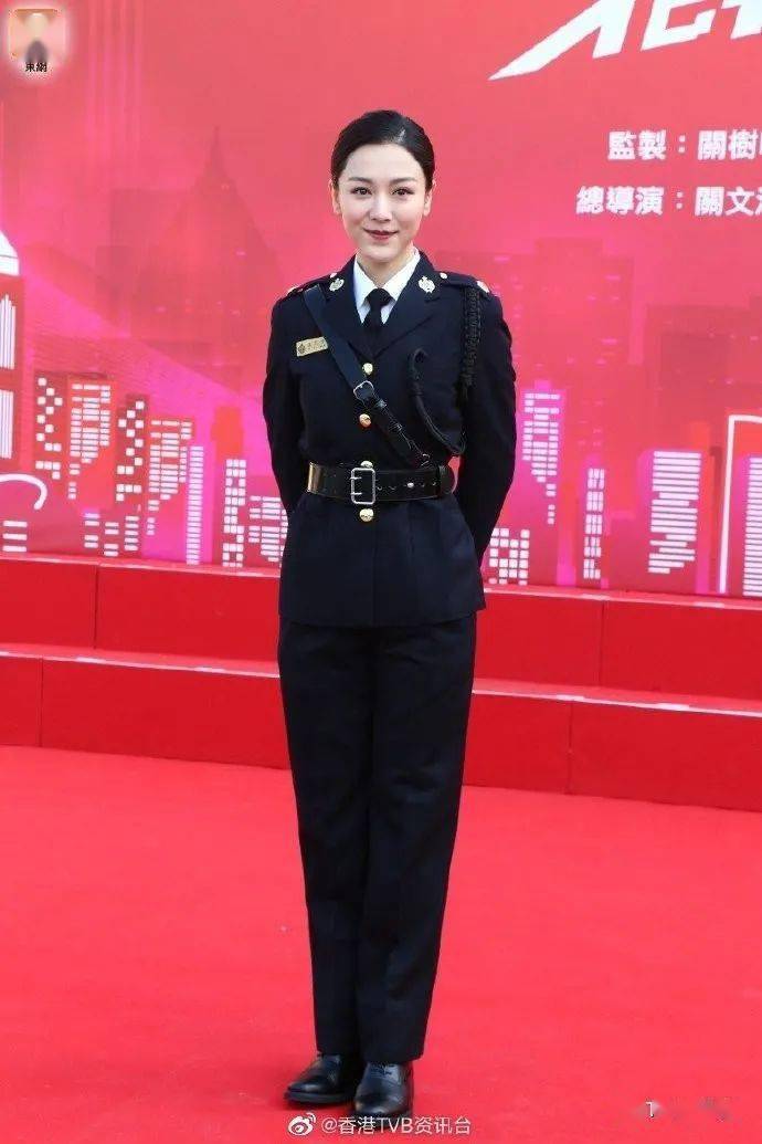 tvb资讯台 w博:@香港tvb资讯台陈家乐与王敏奕穿上海关职员制服在