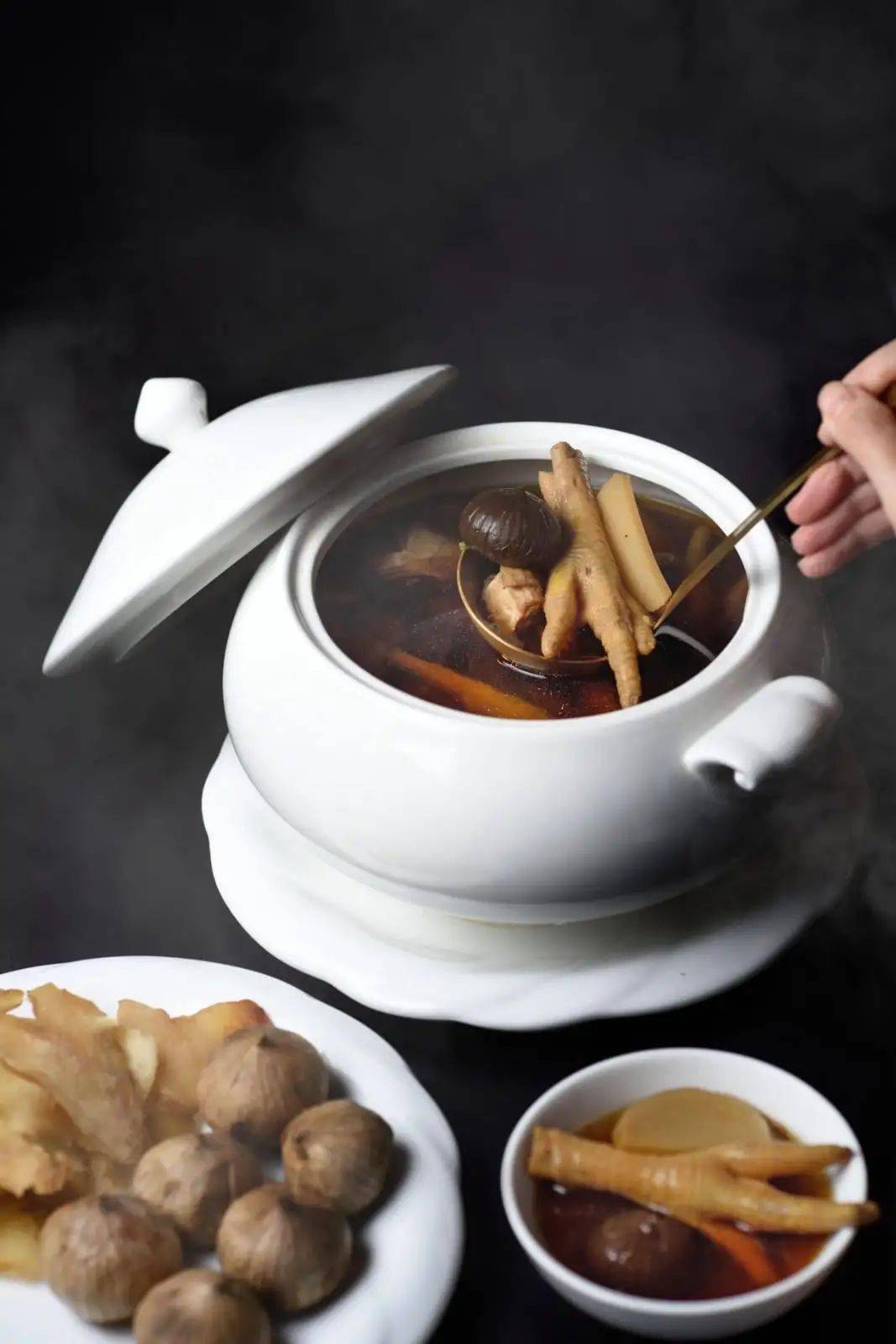 黑蒜海玉竹炖鸡汤加入台湾黑蒜,云南海玉竹慢火熬制6小时以上16