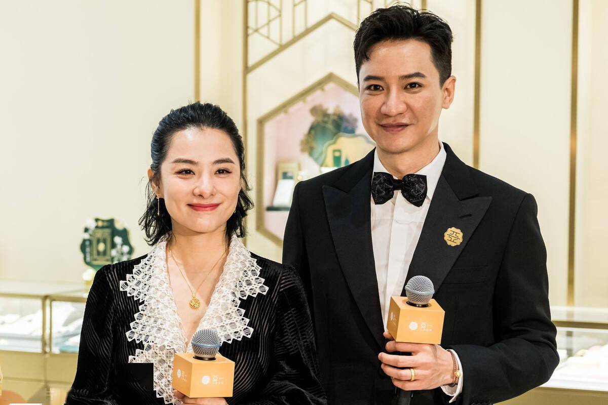 刘璇与老公亮相,一脸福相 真有福气了