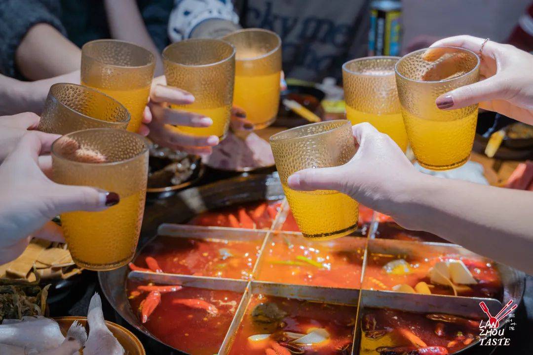 兰州小馆丨和一群妹子吃火锅图的就是那种杂乱无章的美感