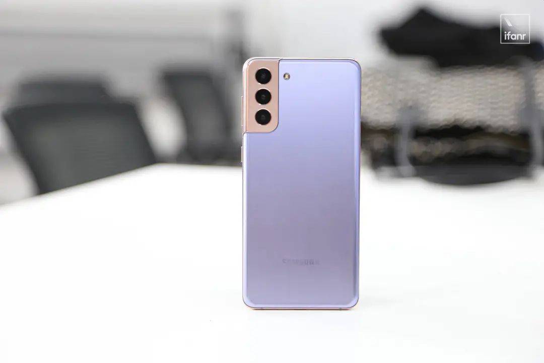 三星galaxy s21 5g 系列上手:摄像头很吸睛,超大杯能开 2k 120hz 了