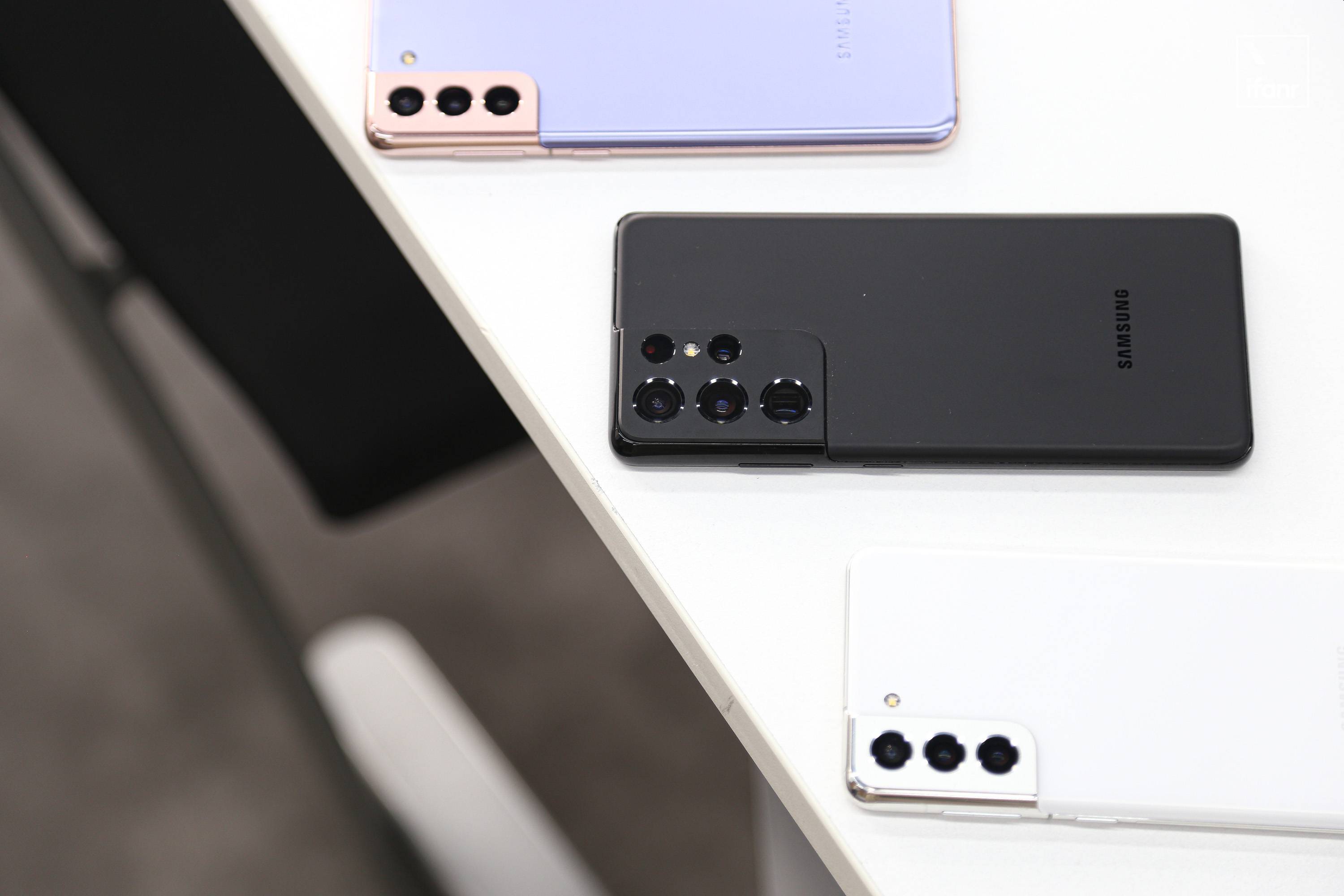 三星galaxys21系列首发上手摄像头设计很吸睛超大杯能同时开2k120hz了