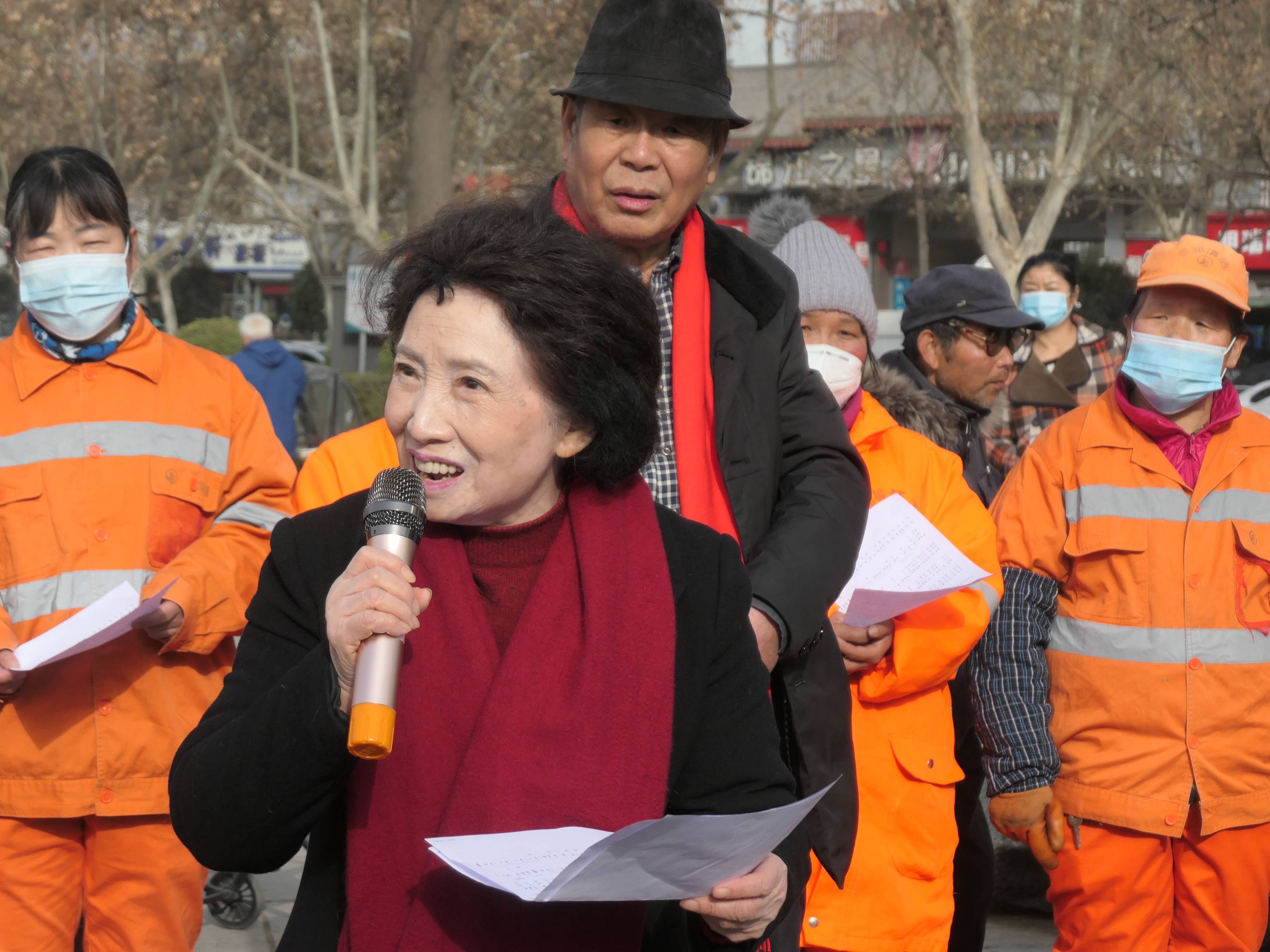 最美奋斗者贠恩凤为环卫工人献唱教唱飘香的黄玫瑰