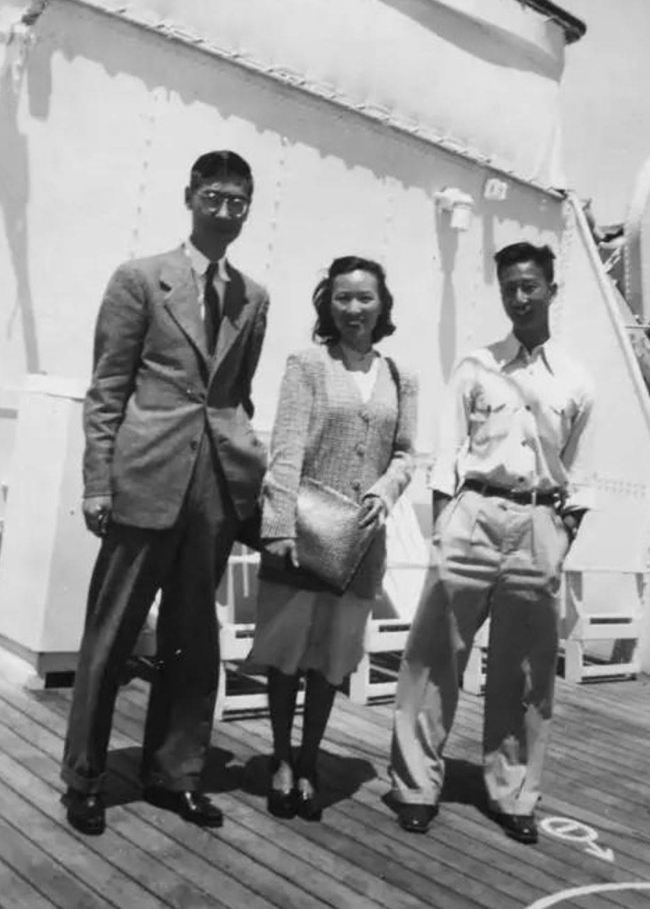 归国后,郭永怀和钱学森一起,立刻投入到国防科学研究中,他是"两弹一星