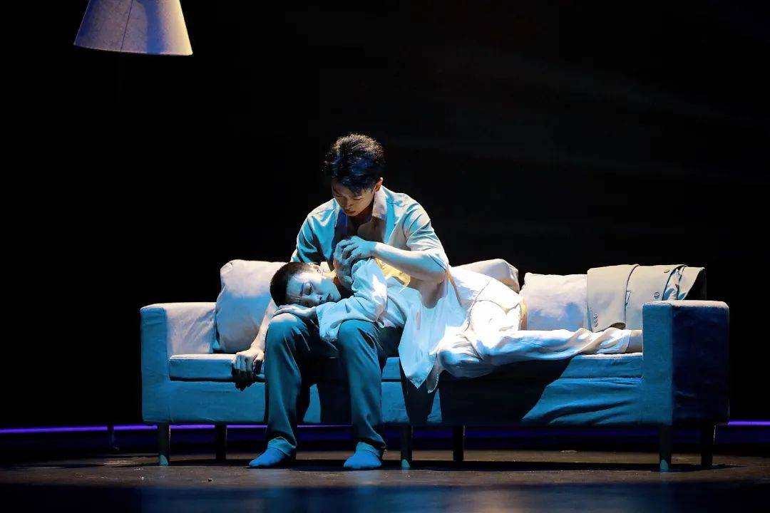 把「大饭店」搬进舞蹈剧场,黎星却说这一点都不先锋 | 剧场发声_舞剧