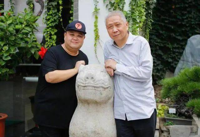 所以郭德纲经常在相声里说于谦家里有钱,说于谦的爸爸王老爷子有钱,这