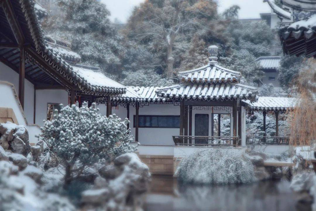 古代庭院雪景图片
