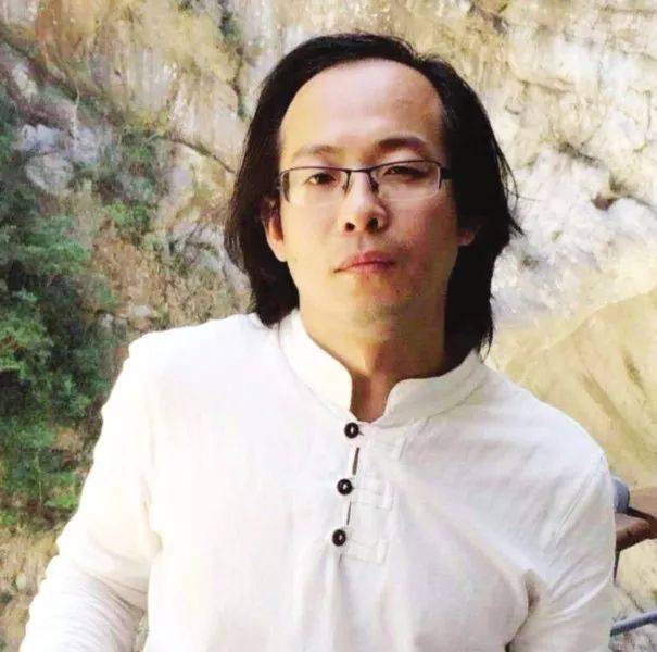 《新世纪诗歌精神考察》《从"广场"到"地方"》《萤火时代的闪电》《"
