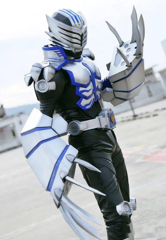 这是假面骑士大牙拥有的专属武器【死亡钩爪】,模仿了契约兽"死亡野虎