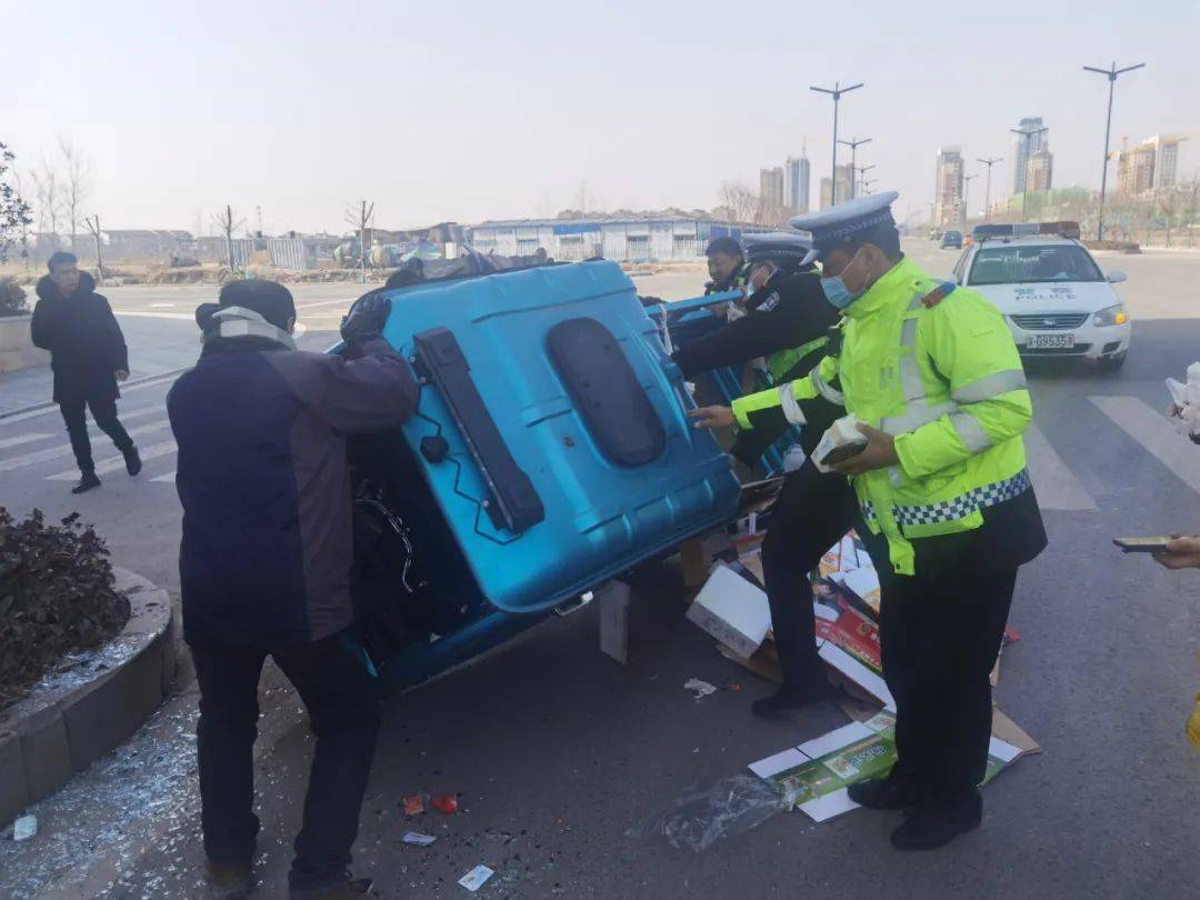 灌云街头一三轮车翻车了车内有2个宝宝