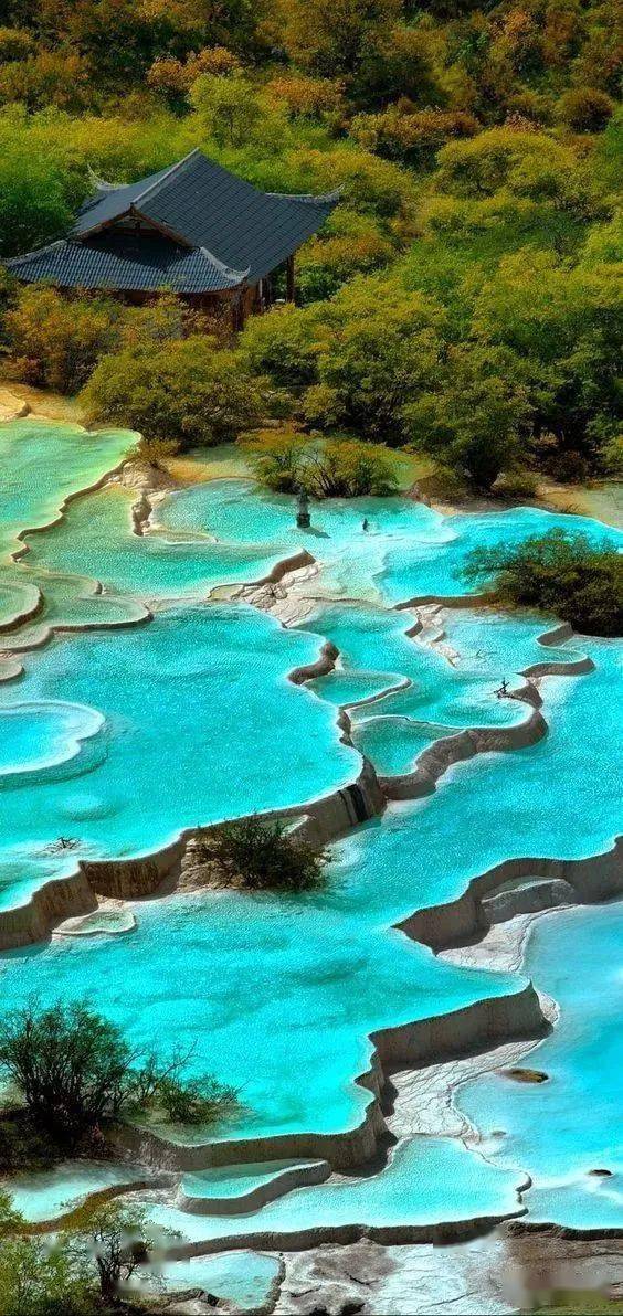 的一片血湖仿佛铺上白雪的山边岩石好像混合了牛奶的一湾绿水花田景色