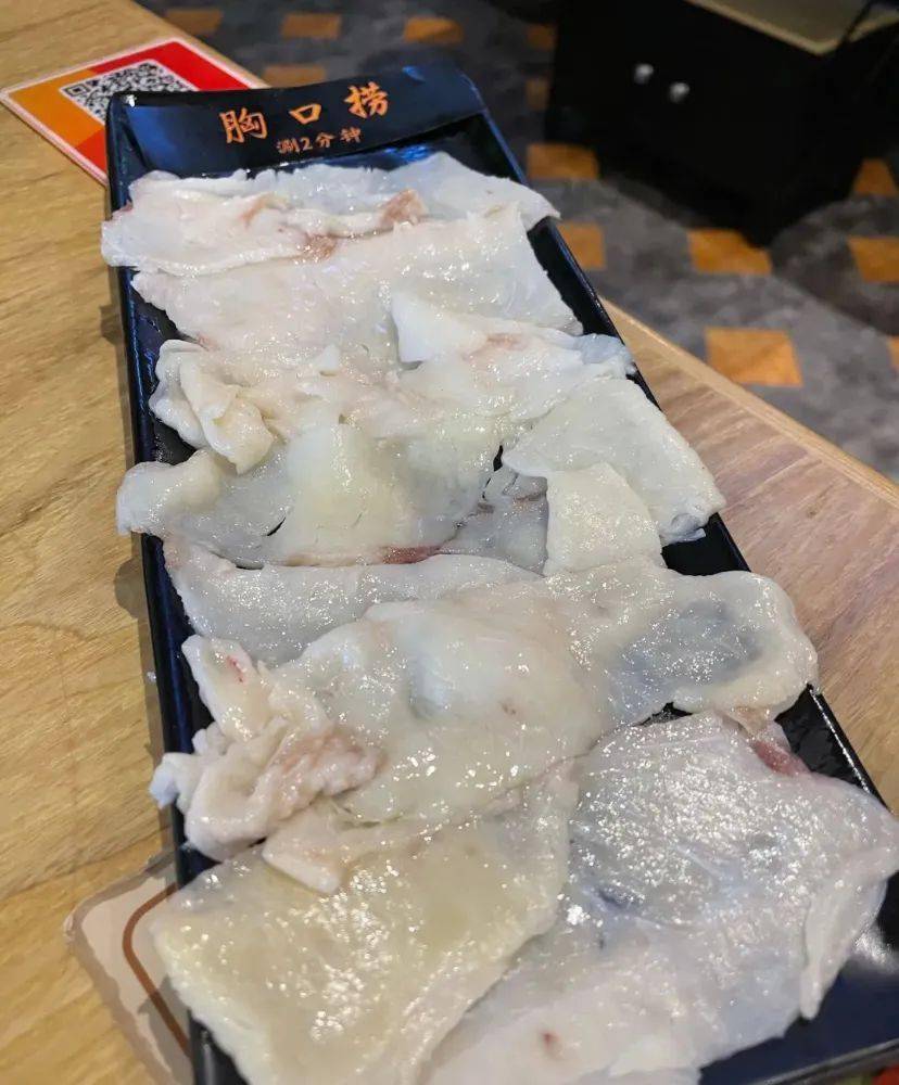 图片来源:啊moon   胸口捞   白花花的胸口捞 搭配咸甜的酱料 呲溜