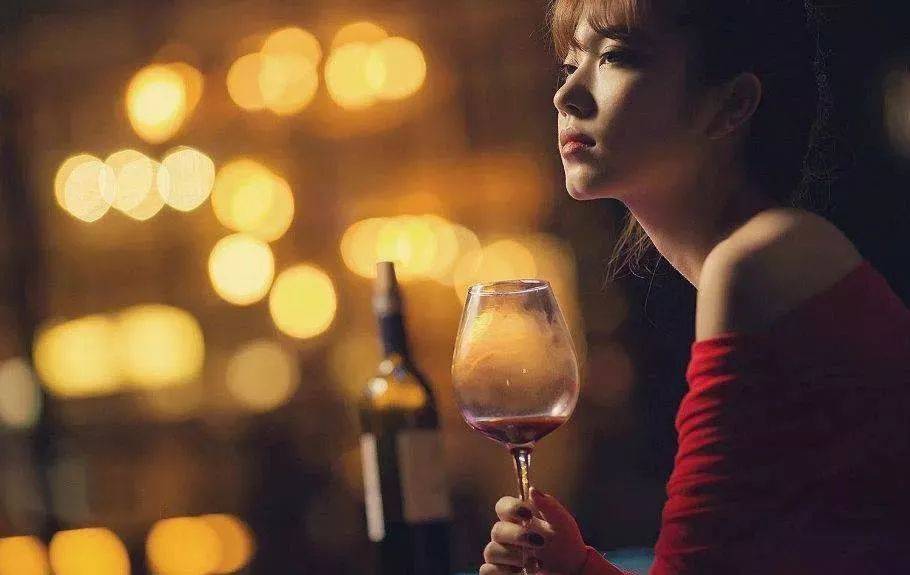 每个喝酒的人都有故事,每一场宿醉都像在纪念往事,每一次醒来都告诉