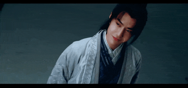 王一博《有翡》定妆照的侧拍花絮视频,身着广袖服装手拿笛子的谢允