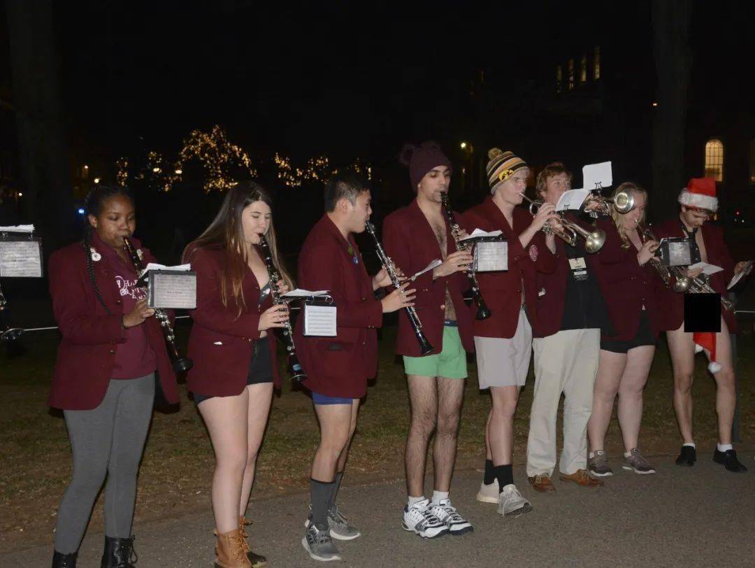 哈佛大学的学霸们每年都要裸奔